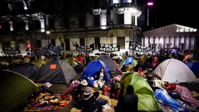 Demonstrators camp outside the Casa Rosada Presidential Palace, as unemployed and informal workers protest to demand more subsidies from the national government, at Plaza de Mayo in Buenos Aires, Argentina April 19, 2023