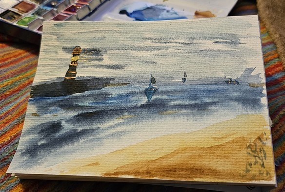 Eine schnelle Aquarellskizze. Sommersbendstimmung am Meer mit Sandstrand, Leuchtturm und drei Booten.
