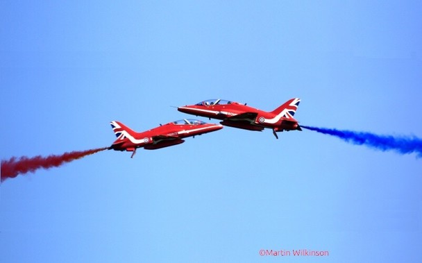 Two Red Arrows Hawks perform an opposition pass