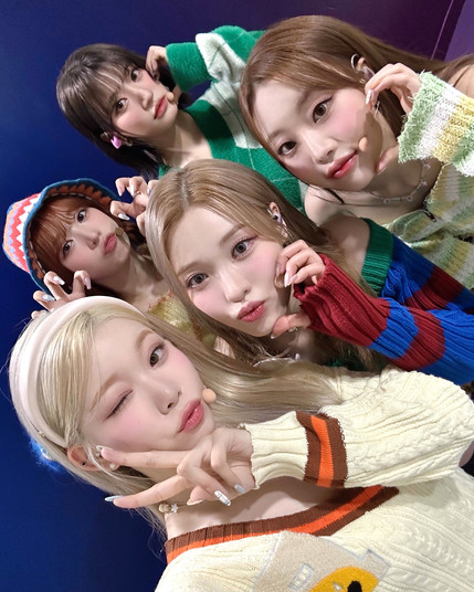 group shot of 5 of the billlie members backstage at show champion promoting their 5 member comeback 'byob'.