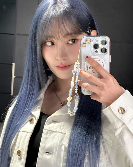 mirror selfie shot of sakura with new blue hair.