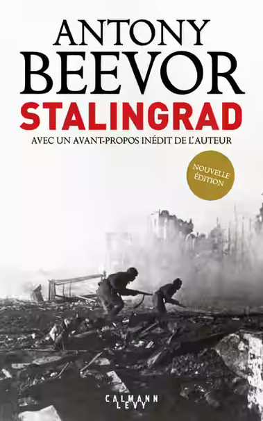 Couverture du livre avec en image de fond deux soldats Ã  l'assault au milieu d'une ville en ruine partiellement cachÃ©e par le brouillard