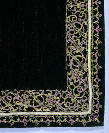 Rand gekleurde naaldkant oorspronkelijk voor een kussen of kleed en nu gemonteerd op groen fluweel, anonymous, c. 1615 - c. 1630