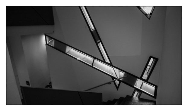 Treppenhaus mit schmalen Fenstern. schwarzweiss. Staircase with narrow windows. black and white.