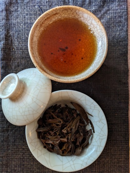Red tea in a bowl and gaiwan.