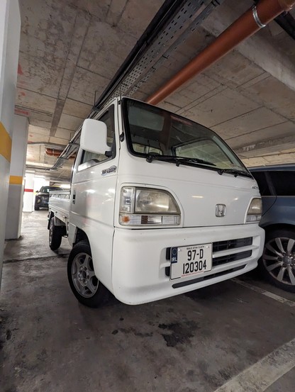Front 3/4 view of a Japanese kei truck