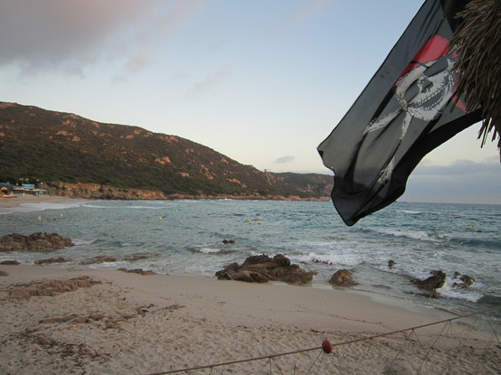 Plage en Corse avec le drapeau pirate flottant sur le cÃ´tÃ©, en 2010