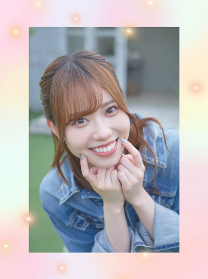 Photo of Sayuri smiling with a gradient border.