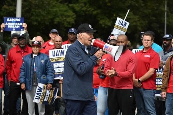 Joe Biden sur un piquet de grève du syndicat United Auto Workers devant une usine de General Motors à Belleville, Michigan, le 26 septembre 2023. © Photo Jim Watson / AFP