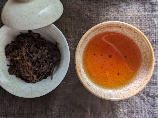 Black tea in a bowl and gaiwan.