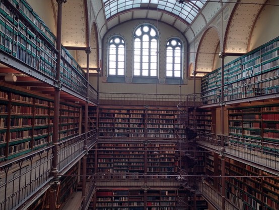 Foto: Zu sehen ist der Innenraum der Cuypers-Bibliothek, der Ã¤ltesten und grÃ¶ÃŸten Sammlung kunstgeschichtlicher Werke in den Niederlanden, beheimatet im Amsterdamer Rijksmuseum.