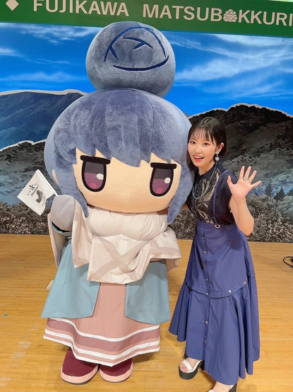 Nao stands to a life size plushie version of Rin.
