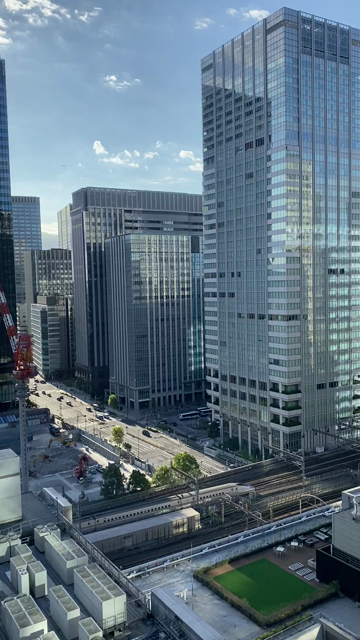 Short video taken from an office building in Ōtemachi, Tokyo. We can see a variety of tall office buildings and Tokyo Station.