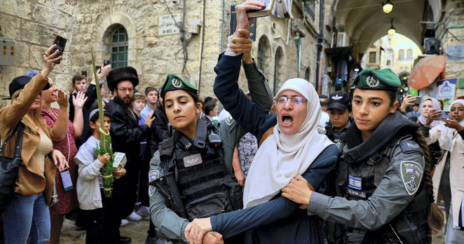 La polizia di frontiera trattiene una donna palestinese nella CittÃ  Vecchia di Gerusalemme oggi.

Credit: Ammar Awad/Reuters