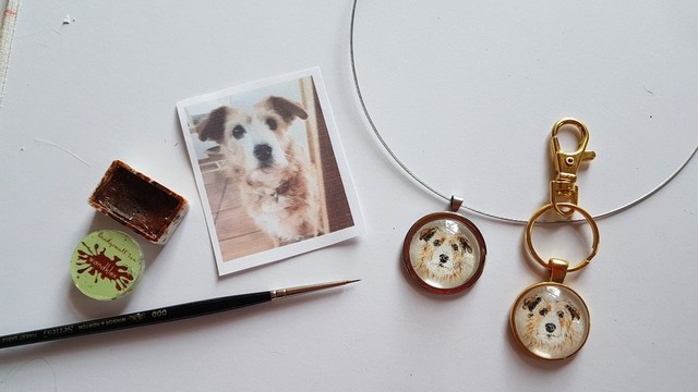 Miniaturportrait eines Hundes nach Foto gemalt in Anhänger und Schlüsselanhänger gefasst