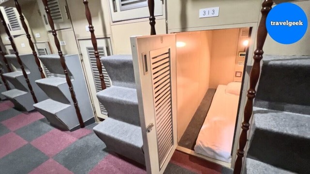 Trying $15 Private Solo Sleep Pod in Tokyo Japan | Capsule Hotel Block Room