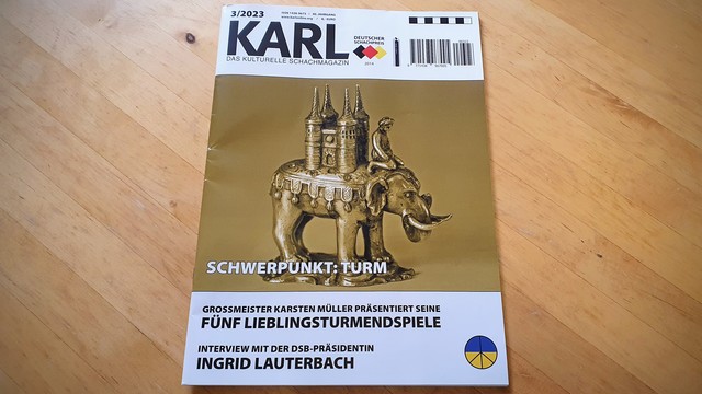 Die aktuelle Ausgabe von KARL liegt auf dem Tisch. Zur Titelstory "Schwerpunkt Turm" ist eine aufwändig luxuriöse Schachfigur in Form eines Elefanten, der vier Türme trägt, zu sehen.