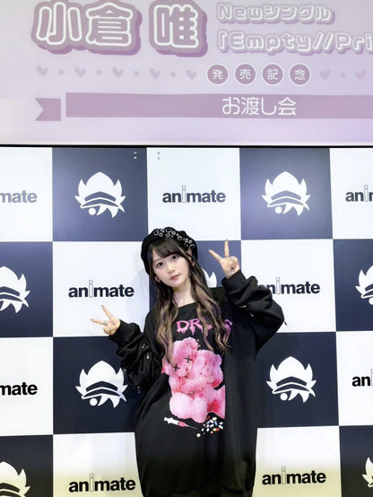 Yui posing at the event site.