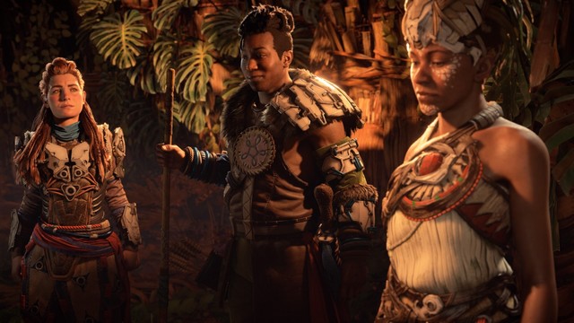 Aloy on the left, with a man and a woman on her right.