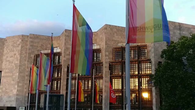 Regenbogen Flaggen vor dem Rathaus von Mainz