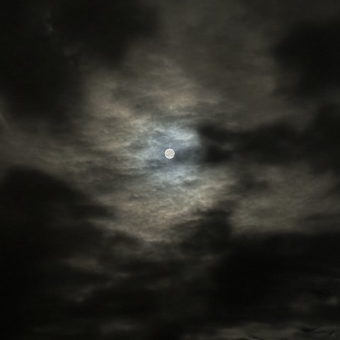Mond mit vielen Wolken