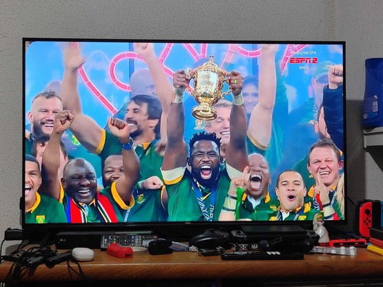 Seleção Sul-africana vence a Copa do mundo de Rugby e seu capitão, Siya Kolisi, levanta a taça Web Ellis