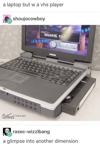 Una laptop con reproductor de VHS incorporado
