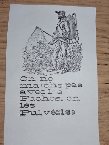 Impression typo avec un jardinier qui utilise un pulvérisateur sur des plantes.
En dessous un texte indique "On ne marche pas avec les fachos, on les pulvérise"