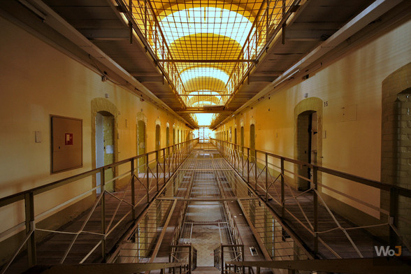 Prison 19H (2015)
→ Du personnel qui a assuré la sécurité de l'établissement, on n'en retrouve aucune trace...
→ About staff which ensured the security of the institution, we don't find any trace...
► Récit & photos : https://www.worldofjosh.be/photos/20150712_19h/19h.php
► Story & pictures : https://www.worldofjosh.be/en/photos/20150712_19h/19h.php
#abandoned #abandonedplaces #decay #exploration #explorationurbaine #lostplaces #photo #urbex #urbanexploration
© 2015