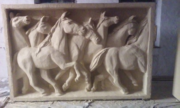 On this picture is a sculptet Relief of running Horses.