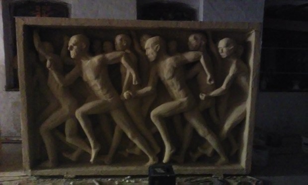 On this picture is a 2x3m Relief of running humans