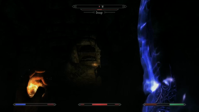 Incinerando un draugr con el hechizo llamas en unas ruinas oscuras.