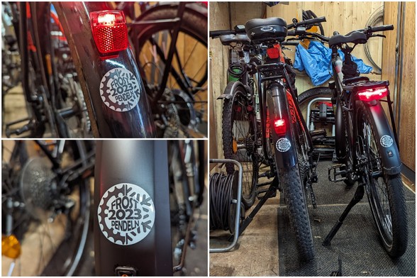 Bildkollage:
2 Fahrräder im Fahrradschuppen von hinten aufgenommen, links ein Raleigh Dundee, rechts ein Haibike Trekking. 
Hinten links steht noch ein "bio" bike. 
An den Schutzblechen sind Aufkleber mit der Aufschrift "Frost Pendeln 2023" zu erkennen.