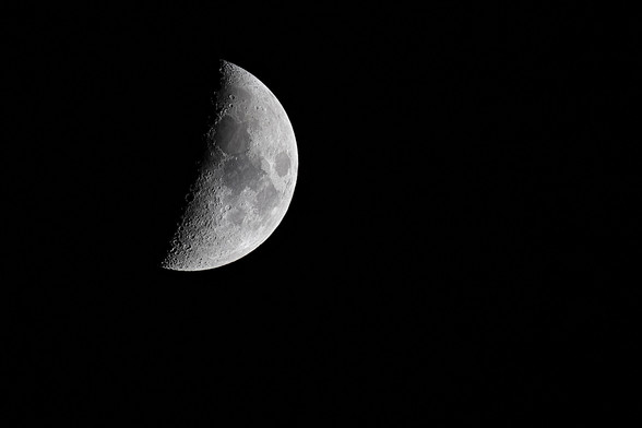 On a cold and dark night...
Waxing Crescent Moon
45% Illuminated