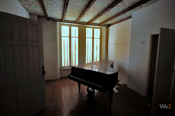 Hôtel Brice (2015)
→ Laissé tel quel, on pourrait presque rouvrir l'Hôtel Brice demain. Mais cela n'arrivera jamais.
→ Left as it is, you could almost reopen the Hôtel Brice tomorrow. But it will never happen.
► Récit & photos : https://www.worldofjosh.be/photos/20151004_brice/brice.php
► Story & pictures : https://www.worldofjosh.be/en/photos/20151004_brice/brice.php
#abandoned #abandonedplaces #decay #exploration #explorationurbaine #lostplaces #photo #urbex #urbanexploration
© 2015