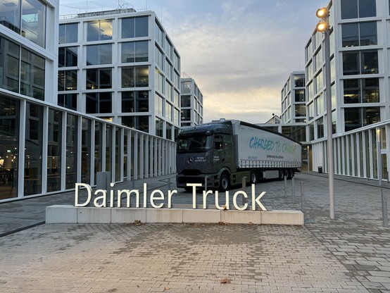 Die elektrische Sattelzugmaschine  eActros 600 mit Auflieger vor der Firmenzentrale von Daimler Truck in Leinfelden-Echterdingen