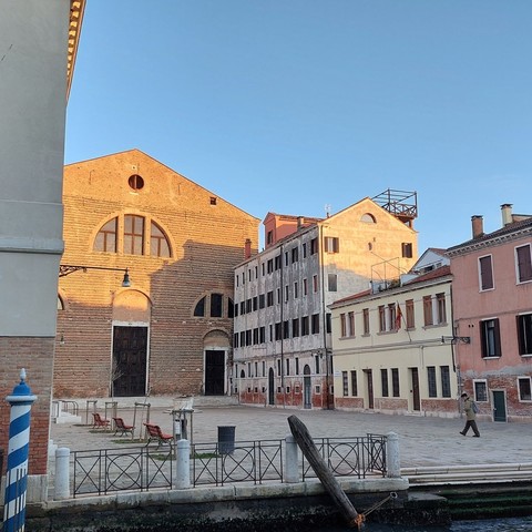 Buongiorno. We were just out for a walk yesterday when Pietro asked me if that wasn't a nice old people's home on the left. That left me speechless for a moment! But he apologized straight away. He probably didn't mean it like that. Not like that. Saluti, #MafaldaCinquetti from #Murano near #Venice