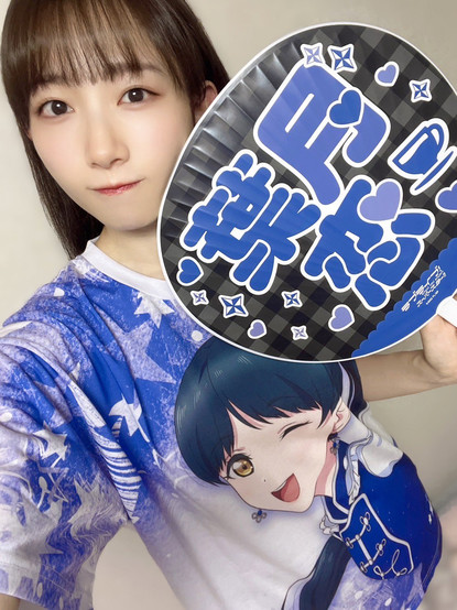 Nagisa wearing a t-shirt with Ren while holding an uchiwa saying

葉月恋