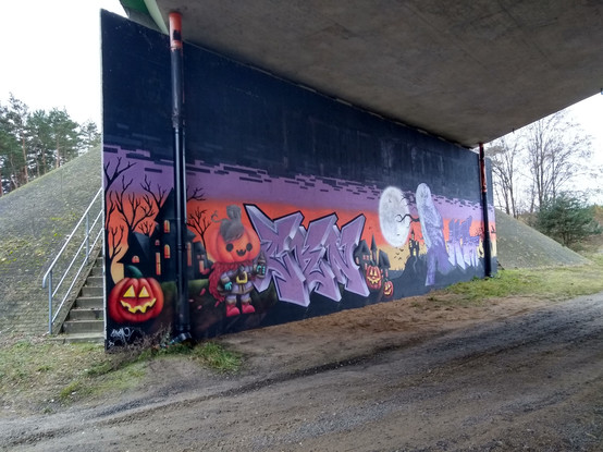 The Halloween graffiti seen from the other side.