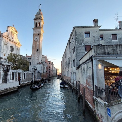 Buongiorno. Yesterday, a tourist asked me how to get there in a straight line. I almost wanted to say 'swimming', but that would have been a bit cheeky. Saluti, #MafaldaCinquetti from #Murano near #Venice