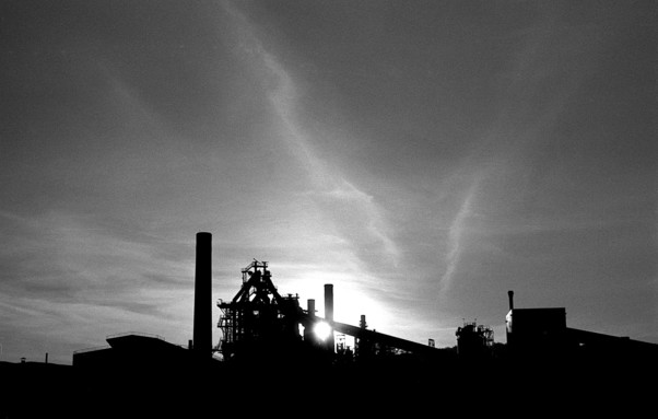 Usine en contre jour, noir et blanc.