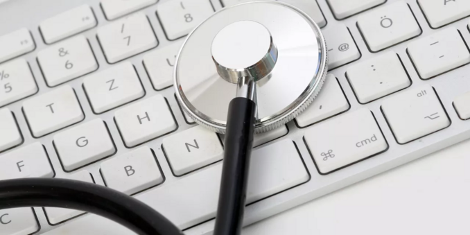 Bild einer Computer Tastatur auf welcher ein Stethoskop liegt