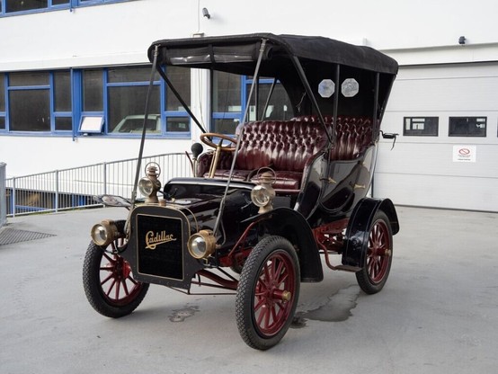 1906 Cadillac Model M Victoria, with a convertible top. Cadillac-built 98-cu.in. single 10HP Engine. Horizontally mounted in the chassis, the engine is linked to a two-speed planetary transmission via a drive chain. Top speed of about 30 mph