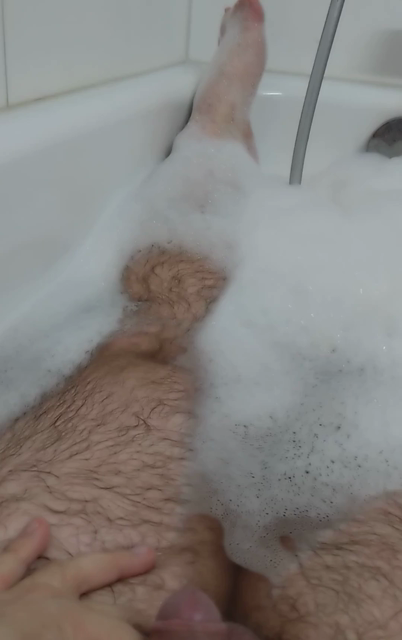 Video of me in the bathtub, peeing over my left leg