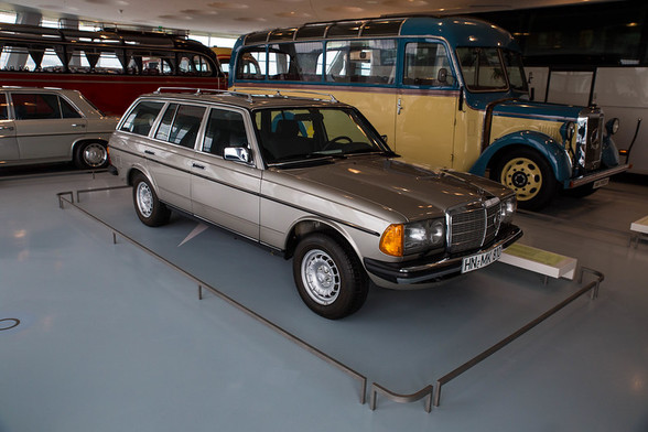 Mercedes Benz Museum Stuttgart 2021 #photography #daimler #deutschland #germany #mercedes #mercedesbenz #mercedesbenzmuseum #museum #highlight (Flickr 16.07.2021) https://www.flickr.com/photos/7489441@N06/52510264744