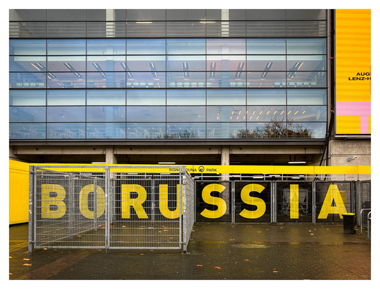 Außenansicht und Fassade des Dortmunder Westfalenstadions. Zu lesen in großen Buchstaben: BORUSSIA
