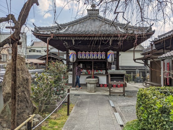 Very little remains of Jizo-in, a small temple at the entrance to Yokai Street (a stretch of road where it is said a group of monstrous beings and animated objects once paraded, terrorizing local people).