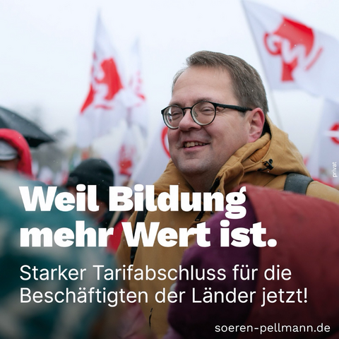 Sören Pellmann beim Streik in Leipzig. Im Hintergrund Fahnen der GEW. Dazu der Aufdruck: Weil Bildung mehr wert ist.