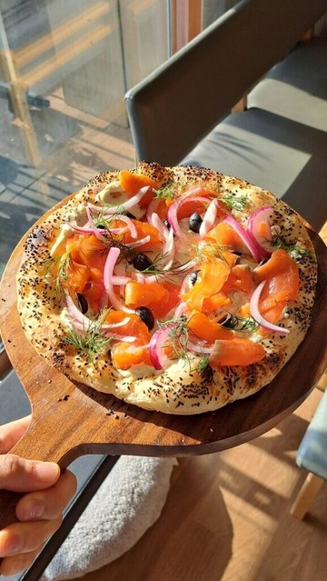 Salmon bagel style Pizza