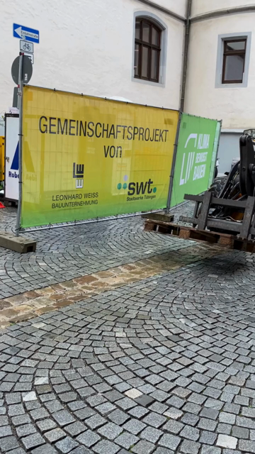 Das Video präsentiert einen Vergleich zwischen konventionellen Baumaschinen und elektrisch betriebenen